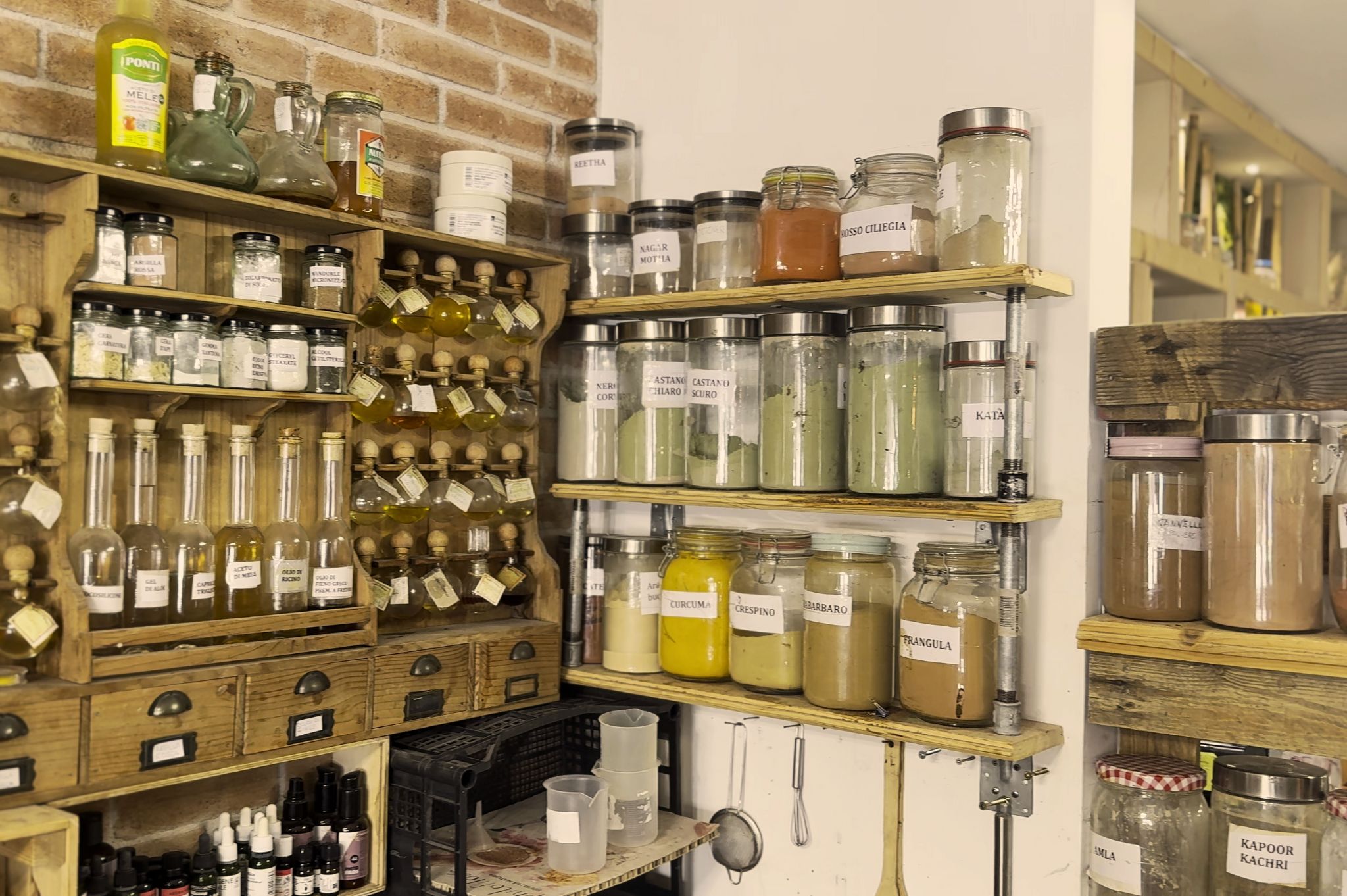 Laboratorio artigianale con prodotti naturali per trattamenti su misura dei capelli